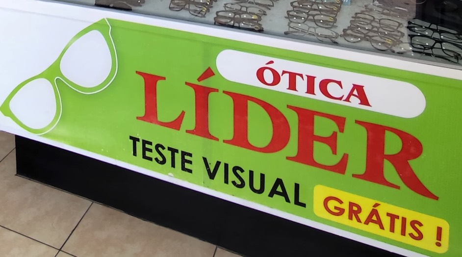 Balcão da Ótica Líder com exposição de armações